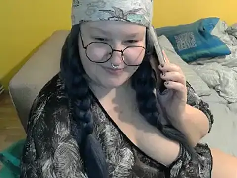 Snapshot of ThickBones chatting on 12.19.24 ThickBones online show from 12.19.24