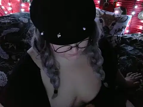 Snapshot of ThickBones chatting on 12.28.24 ThickBones online show from 12.28.24