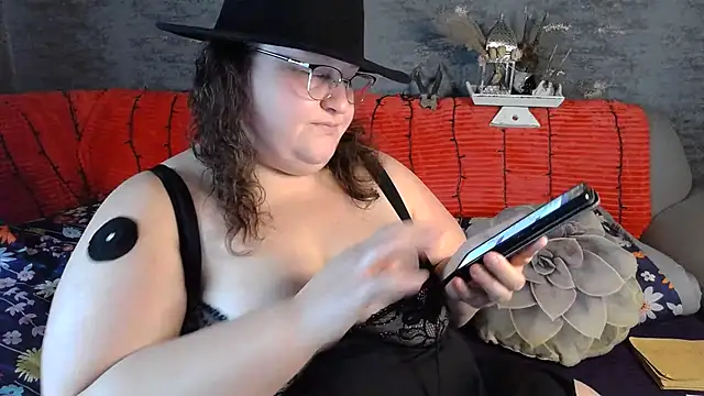 Snapshot of ThickBones chatting on 10.29.25 ThickBones online show from 10.29.25