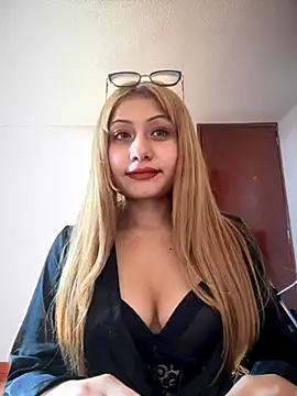 Snapshot of _Danna chatting on 11.29.25 Danna online show from 11.29.25