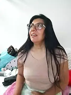 Snapshot of aisha_latina chatting on 12.22.25 aisha latina online show from 12.22.25