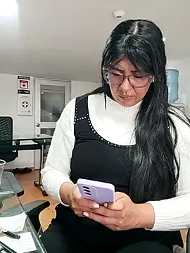 Snapshot of aisha_latina chatting on 03.10.26 aisha latina online show from 03.10.26