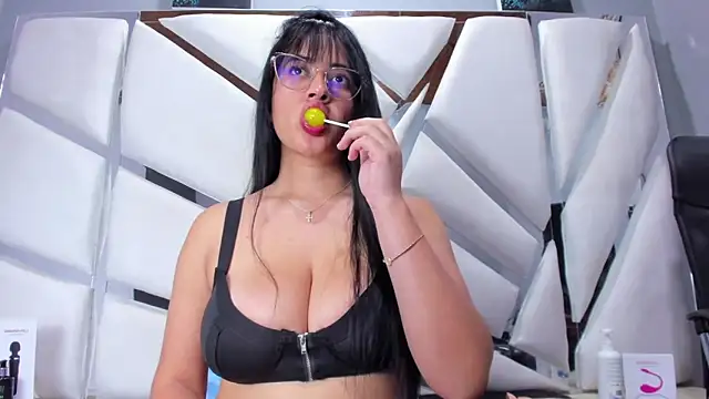 Snapshot of violeta_sexx_ chatting on 03.14.25 violeta sexx online show from 03.14.25