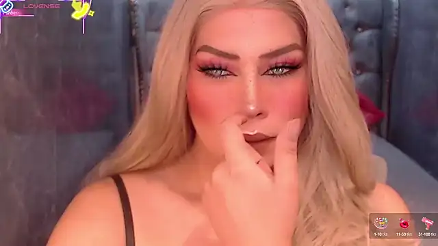 Snapshot of QUEEN_GIAMOORE69 chatting on 09.23.25 QUEEN GIAMOORE69 online show from 09.23.25