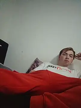 Snapshot of BigJuicy18cm chatting on 12.15.25 BigJuicy18cm online show from 12.15.25