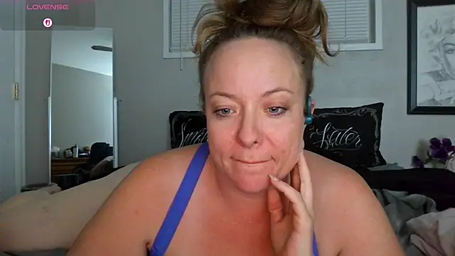 julimonroe online show from 11.04.25