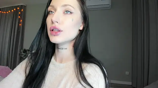 JenniferQueen11 online show from 10.24.25