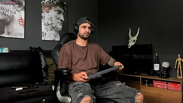 Snapshot of Davevilboy chatting on 12.04.24 Davevilboy online show from 12.04.24