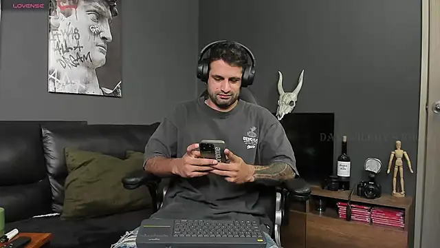 Snapshot of Davevilboy chatting on 12.06.24 Davevilboy online show from 12.06.24