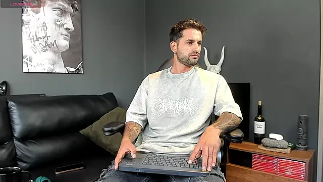 Snapshot of Davevilboy chatting on 01.14.25 Davevilboy online show from 01.14.25