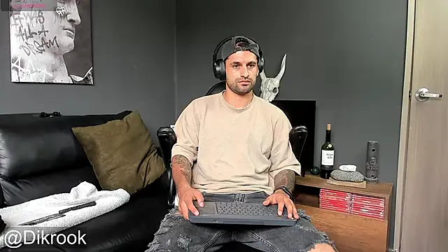 Snapshot of Davevilboy chatting on 02.04.25 Davevilboy online show from 02.04.25