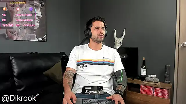 Snapshot of Davevilboy chatting on 02.05.25 Davevilboy online show from 02.05.25