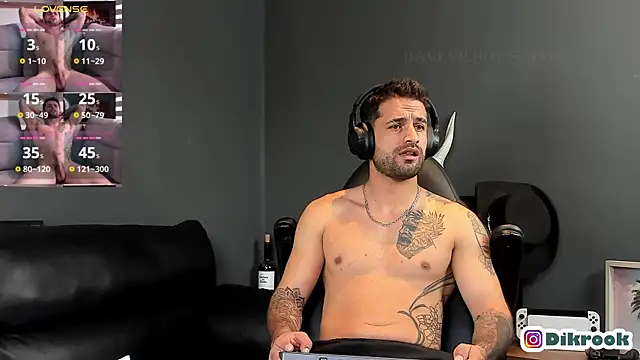 Snapshot of Davevilboy chatting on 03.10.25 Davevilboy online show from 03.10.25