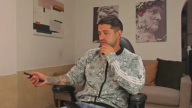 Snapshot of Davevilboy chatting on 10.04.25 Davevilboy online show from 10.04.25