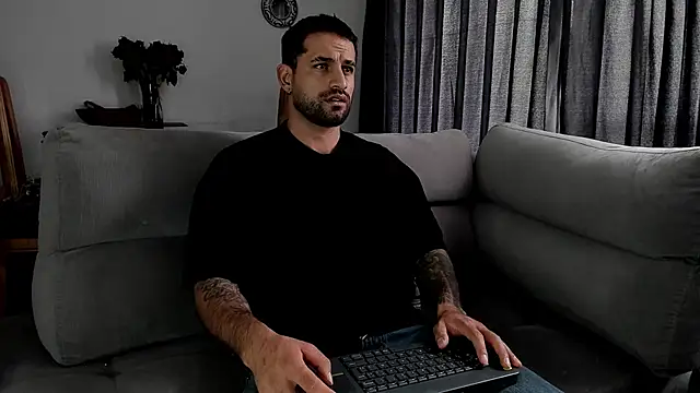 Snapshot of Davevilboy chatting on 10.08.25 Davevilboy online show from 10.08.25