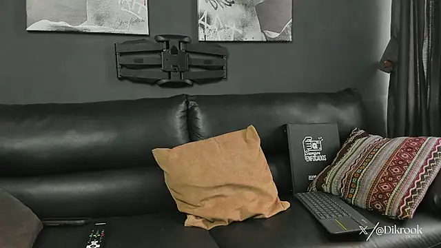 Snapshot of Davevilboy chatting on 10.29.25 Davevilboy online show from 10.29.25