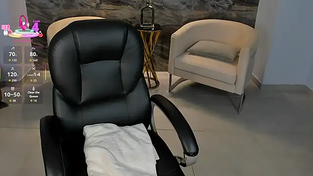 Snapshot of MadelineFox chatting on 11.18.25 MadelineFox online show from 11.18.25