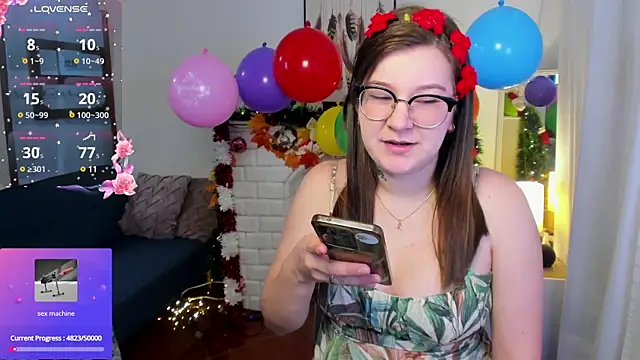 Snapshot of HunnyyLove chatting on 12.12.24 HunnyyLove online show from 12.12.24