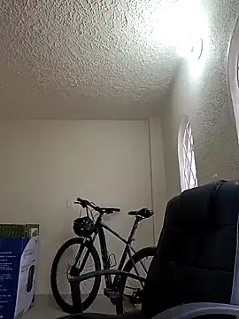 Snapshot of HunnyyLove chatting on 12.18.24 HunnyyLove online show from 12.18.24