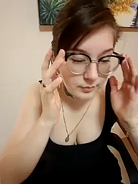 Snapshot of HunnyyLove chatting on 12.19.24 HunnyyLove online show from 12.19.24