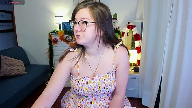 Snapshot of HunnyyLove chatting on 12.23.24 HunnyyLove online show from 12.23.24