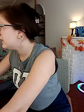 Snapshot of HunnyyLove chatting on 01.27.25 HunnyyLove online show from 01.27.25