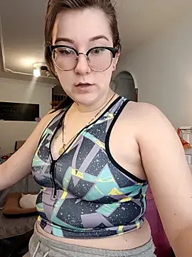 Snapshot of HunnyyLove chatting on 02.24.25 HunnyyLove online show from 02.24.25