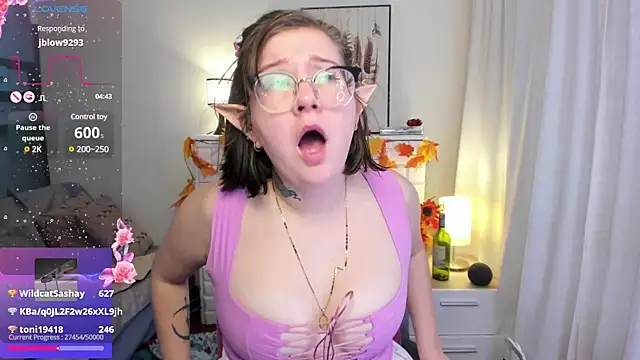 Snapshot of HunnyyLove chatting on 02.28.25 HunnyyLove online show from 02.28.25