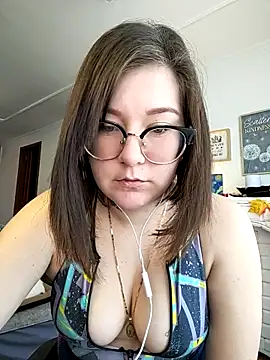 Snapshot of HunnyyLove chatting on 03.10.25 HunnyyLove online show from 03.10.25