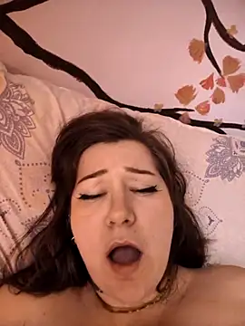 Snapshot of HunnyyLove chatting on 09.16.25 HunnyyLove online show from 09.16.25