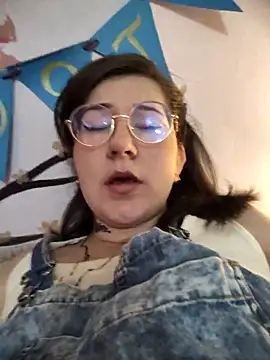 Snapshot of HunnyyLove chatting on 09.23.25 HunnyyLove online show from 09.23.25