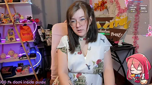 Snapshot of HunnyyLove chatting on 09.26.25 HunnyyLove online show from 09.26.25