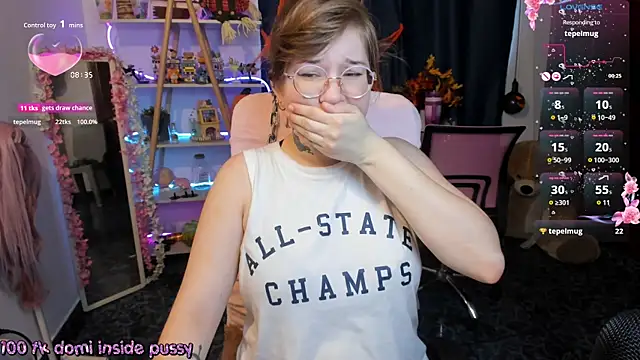 Snapshot of HunnyyLove chatting on 10.26.25 HunnyyLove online show from 10.26.25