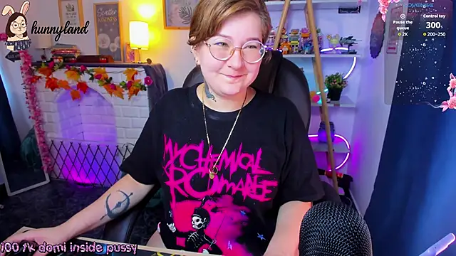 Snapshot of HunnyyLove chatting on 02.16.26 HunnyyLove online show from 02.16.26