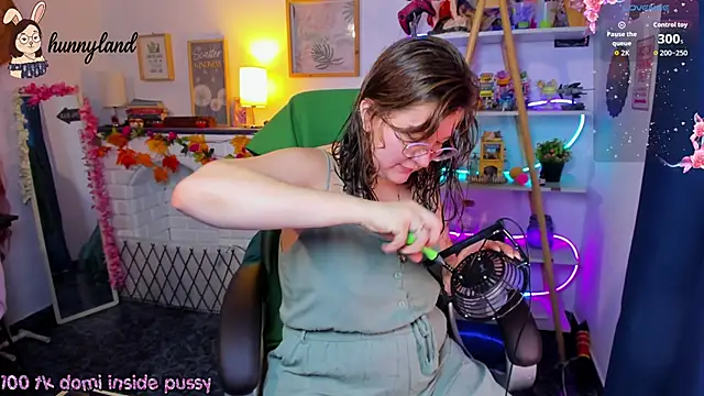 Snapshot of HunnyyLove chatting on 02.17.26 HunnyyLove online show from 02.17.26