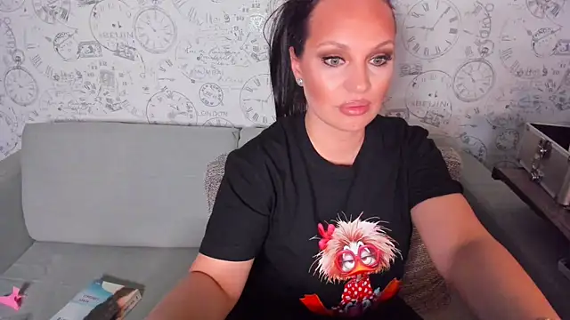 Snapshot of LondonBadGirl chatting on 04.22.26 LondonBadGirl online show from 04.22.26