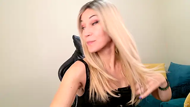 Snapshot of EveEnigma chatting on 01.17.25 EveEnigma online show from 01.17.25