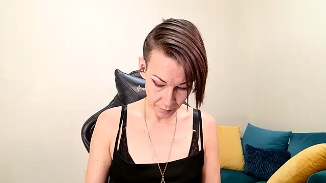 Snapshot of EveEnigma chatting on 02.04.25 EveEnigma online show from 02.04.25