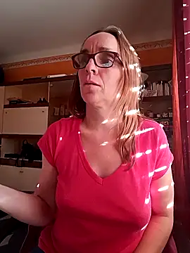 Snapshot of Dettybitch40 chatting on 09.18.25 Dettybitch40 online show from 09.18.25