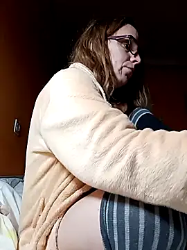 Snapshot of Dettybitch40 chatting on 10.29.25 Dettybitch40 online show from 10.29.25