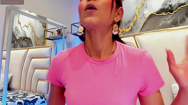 HannaPetit online show from 11.06.25