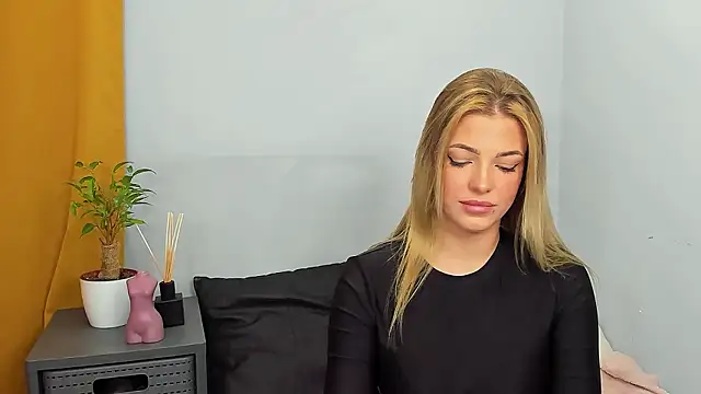 LilyBlondee online show from 12.08.24