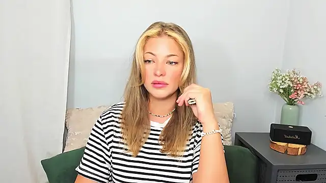 Snapshot of LilyBlondee chatting on 05.30.26 LilyBlondee online show from 05.30.26