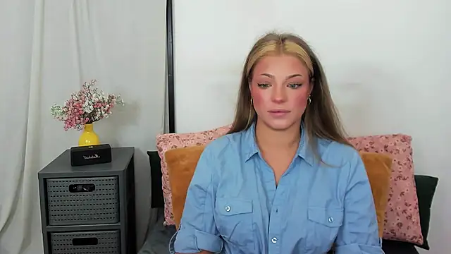 LilyBlondee online show from 07.10.26