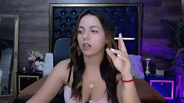 Snapshot of PlayfulElla chatting on 10.08.25 PlayfulElla online show from 10.08.25