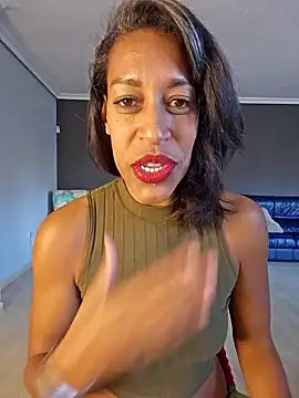 Snapshot of Goldenlace chatting on 11.17.25 Goldenlace online show from 11.17.25