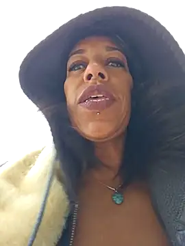 Snapshot of Goldenlace chatting on 11.24.25 Goldenlace online show from 11.24.25