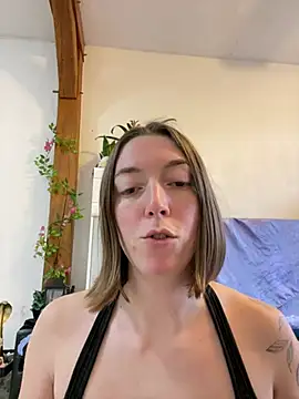 Snapshot of Daisy_Michto_Officiel chatting on 12.13.24 Daisy Michto Officiel online show from 12.13.24