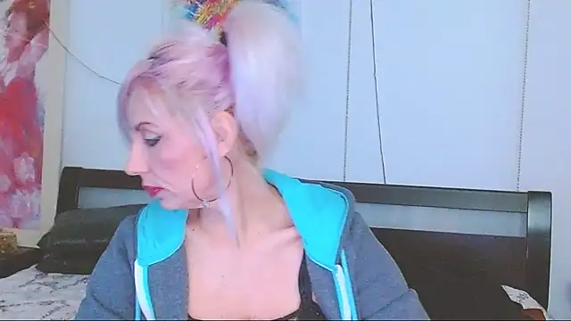 Snapshot of HoneyLara chatting on 02.13.25 HoneyLara online show from 02.13.25