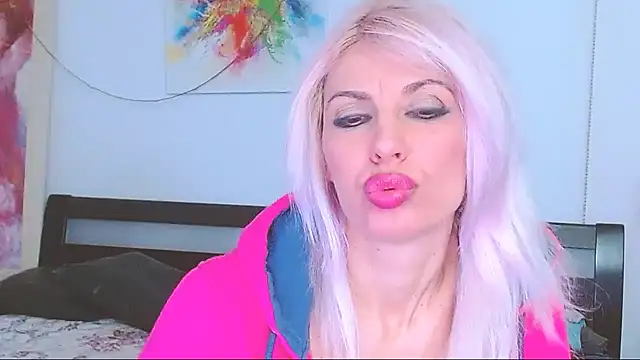 Snapshot of HoneyLara chatting on 02.21.25 HoneyLara online show from 02.21.25